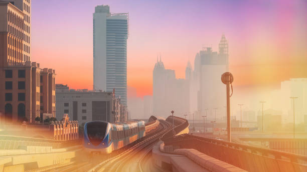 ドバイ、アラブ首長国連邦、アラブ首長国連邦の地下鉄は、ドバイの近代的な高層ビルの中で電車に乗っています。ドバイの鉄道による列車の交通。日没時のモノレール。素晴らしい景色の� - futuristic dubai city traffic ストックフォトと画像