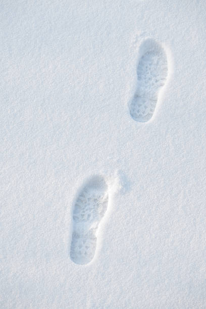fußabdruck - snow track human foot steps stock-fotos und bilder