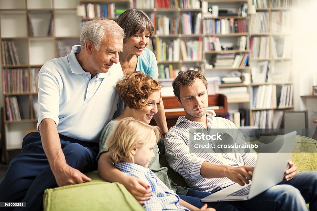 Tre generazioni di famiglia insieme rendendo i progetti - Foto stock royalty-free di Famiglia