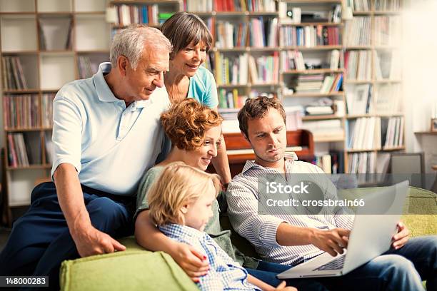 Tre Generazioni Di Famiglia Insieme Rendendo I Progetti - Fotografie stock e altre immagini di Famiglia