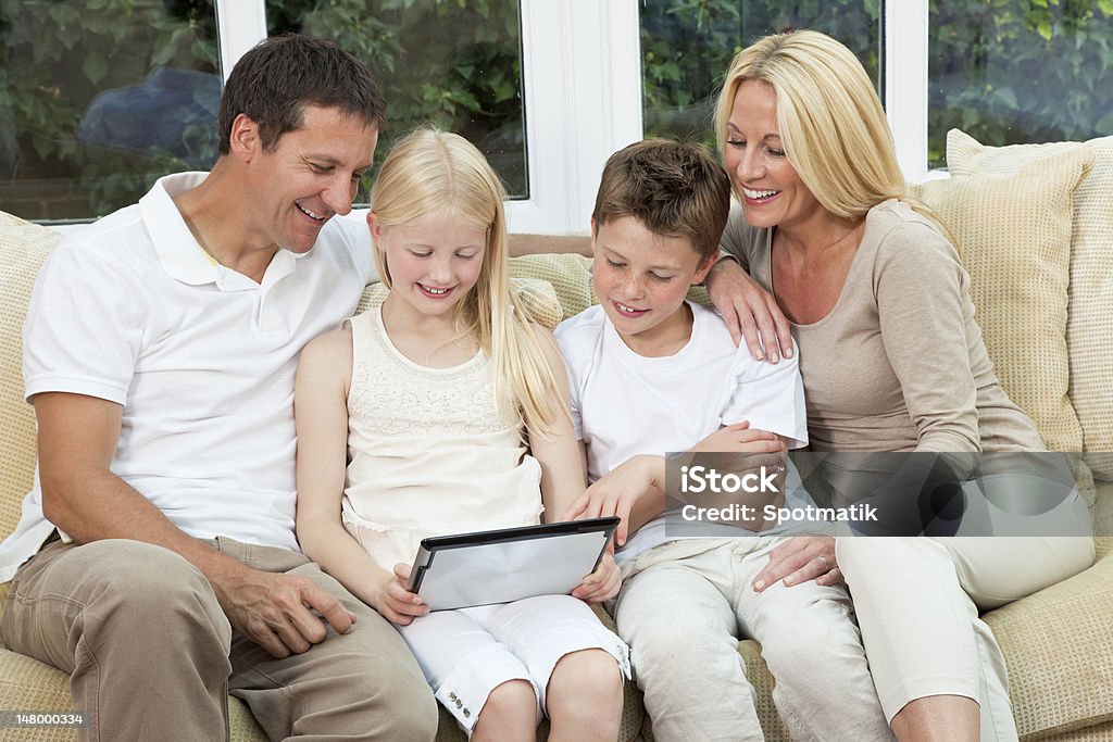 Famille heureuse, s'amuser à l'aide d'une tablette ordinateur à la maison - Photo de Famille libre de droits