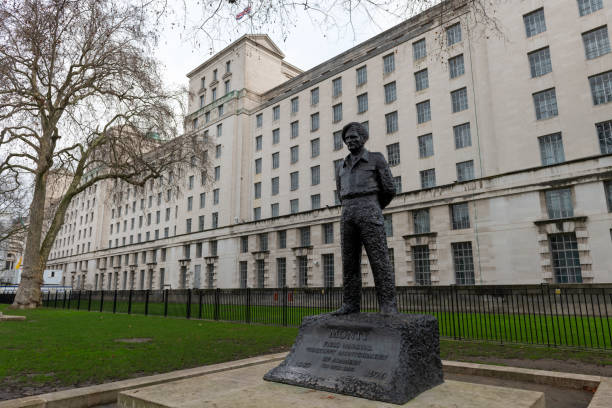 una vista stradale dell'edificio del ministero della difesa a whitehall. - whitehall londra foto e immagini stock