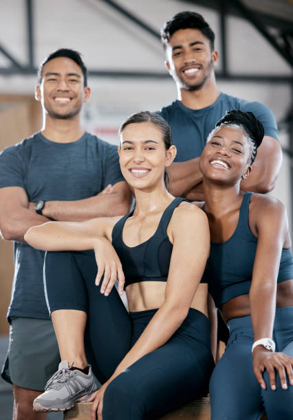 fitness-lächeln und porträt von freunden im fitnessstudio für teamwork, unterstützung und training. motivation, coaching und gesundheit mit menschen, die im sportzentrum für cardio-, ausdauer- und wellness-herausforderungen trainieren - endurance sport stock-fotos und bilder