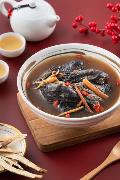 deliciosa sopa de pollo sedosa con hierbas medicinales chinas - soup chinese culture herbal medicine chinese medicine fotografías e imágenes de stock