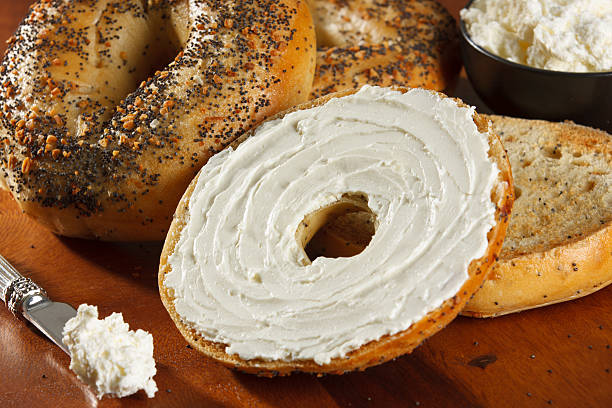 bagels mit frischkäse - streichkäse stock-fotos und bilder