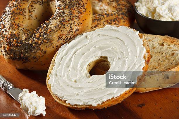 Bagels Mit Frischkäse Stockfoto und mehr Bilder von Bagel - Bagel, Schmierkäse, Haushaltsmesser