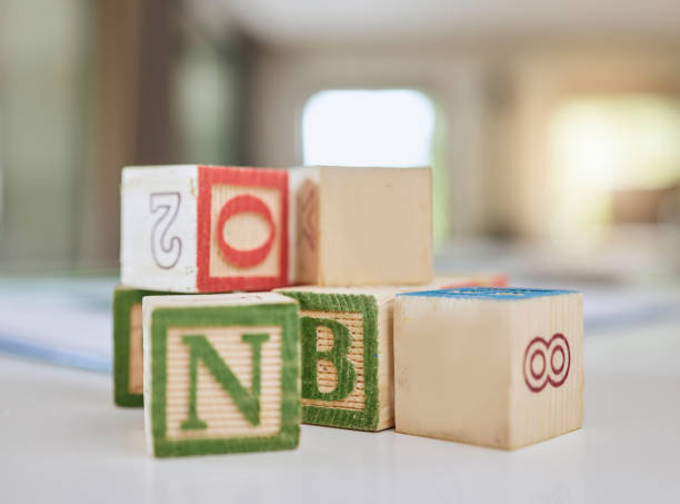 blocs de bois, table et lettres pour l’apprentissage, l’éducation ou le développement de l’enfance à la maison. jouets en cube de bois coloré pour apprendre les chiffres ou l’alphabet pour la rentrée scolaire, l’orthographe ou les mathémati - block letter a alphabet number photos et images de collection