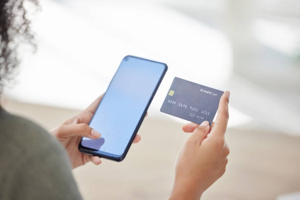 Phone screen, woman with credit card and ecommerce with online shopping zoom, finance and payment with bank app. Service, transaction and customer hands, internet and banking, retail and sale mockup pantalla de teléfono, mujer con tarjeta de crédito y comercio electrónico con zoom de compras en línea, finanzas y pago con aplicación bancaria. maqueta de servicio, transacción y manos del cliente, internet y banca, venta minorista y venta