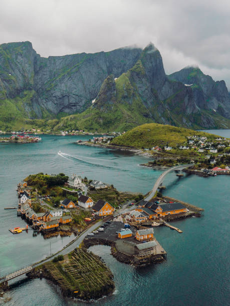vue aérienne du paysage estival pittoresque des îles lofoten, norvège - comté de nordland photos et images de collection