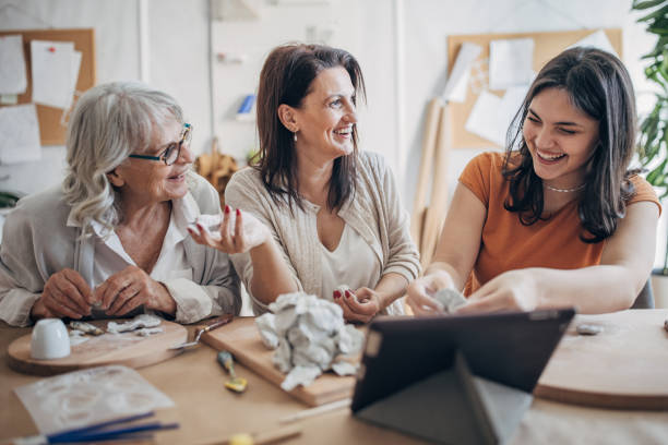 istock Women learning clay art 1480059153