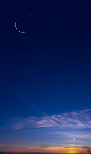 Islamic card with Crescent moon,Star on Sunset Sky,Horizon natural Ramadan sky for religions symbolic of Muslim culture for generous Ramadan,new moon,prayer time.Eid Mubarak,Eid al Adha,Eid al Fitr tarjeta islámica con luna creciente, estrella en el cielo del atardecer, horizonte natural del cielo de ramadán para las religiones simbólicas de la cultura musulmana para el generoso ramadán, luna nueva, tiempo de oración. eid mubarak,eid al adha,eid