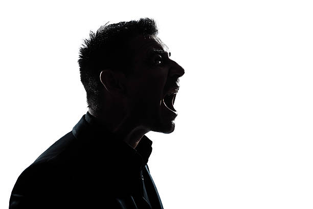 silhouette de profil homme hurlant portrait en colère - shouting screaming furious silhouette photos et images de collection