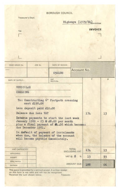 factura de un concejo municipal para la entrada de entrada a través del pavimento, 1980 - british currency fotos fotografías e imágenes de stock