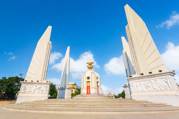 monumento da democracia, banguecoque, tailândia,o monumento da democracia é um monumento público no centro de banguecoque, capital da tailândia - democracy monument - fotografias e filmes do acervo