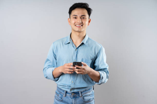 imagen de joven hombre de negocios sobre fondo gris - filipino ethnicity asian ethnicity men male fotografías e imágenes de stock