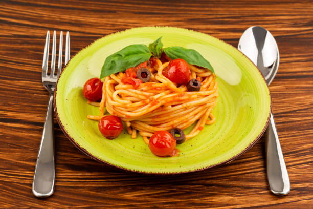 spaghetti napoli - cooking oil olive oil nutritional supplement spoon foto e immagini stock