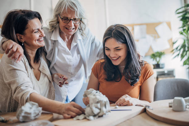 istock Women molding clay 1480096457