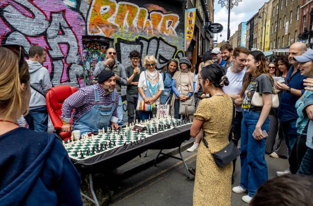 un défi de jeu d’échecs attirant une grande foule au marché de brick lane. une attraction touristique populaire dans l’east end. - 6726 photos et images de collection