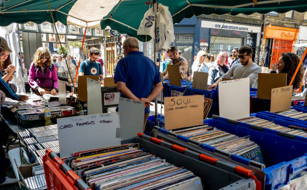 туристы и посетители, просматривающие в киоске brick lane market, продающем винтажные музыкальные записи. - 6728 стоковые фото и изображения