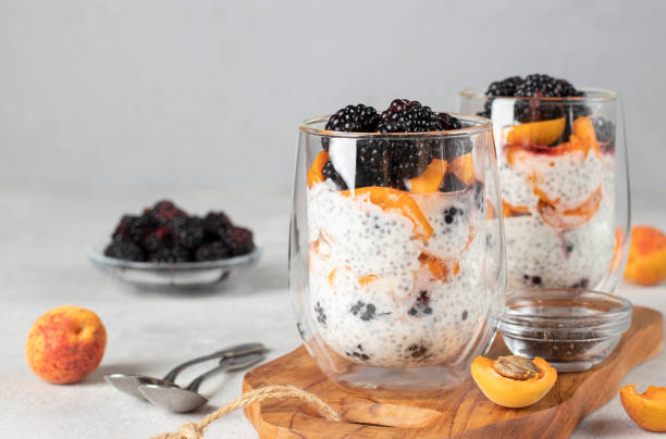 pudding chia z jeżynami i morelami w szkle na szarym tle - apricot portion antioxidant fruit zdjęcia i obrazy z banku zdjęć