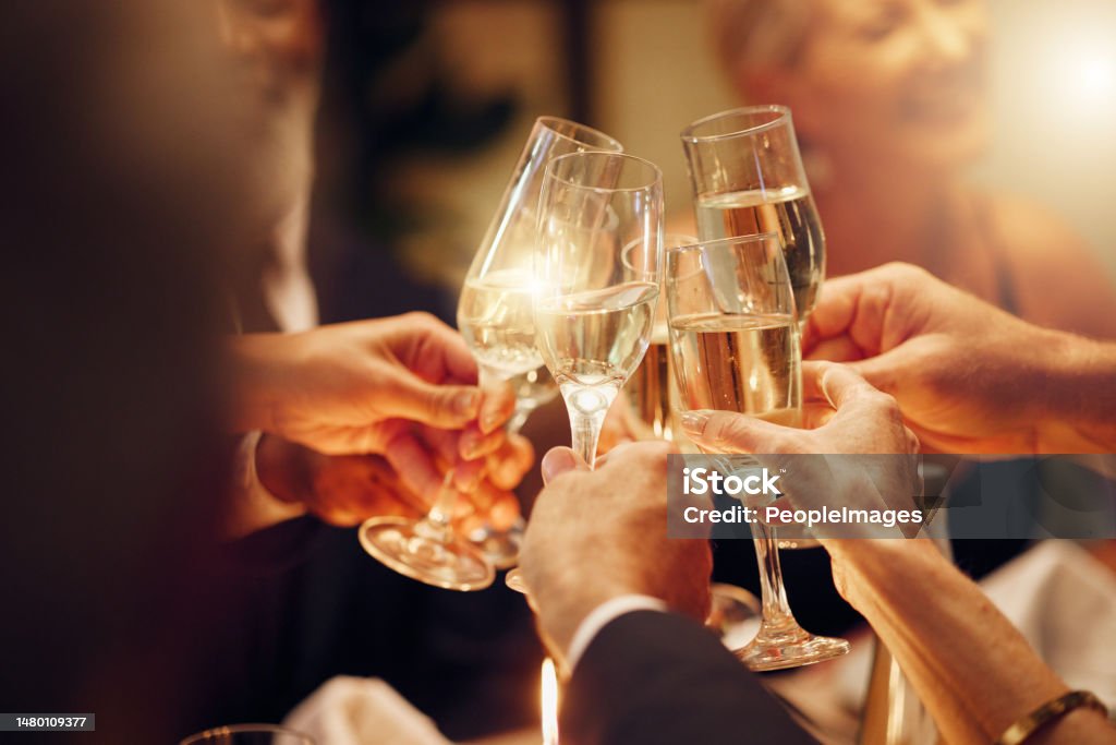 Erfolg, Hände oder Toast in einer Party für Ziele, Gewinner-Deal oder Neujahr bei einer luxuriösen gesellschaftlichen Feier. Motivation, Teamwork oder Jubel bei Champagner-Drinks oder Weingläsern bei der Dinner-Gala - Lizenzfrei Einen Toast ausbringen Stock-Foto Erfolg, Hände oder Toast in einer Party für Ziele, Gewinner-Deal oder Neujahr bei einer luxuriösen gesellschaftlichen Feier. Motivation, Teamwork oder Jubel bei Champagner-Drinks oder Weingläsern bei der Dinner-Gala - Lizenzfrei Einen Toast ausbringen Stock-Foto