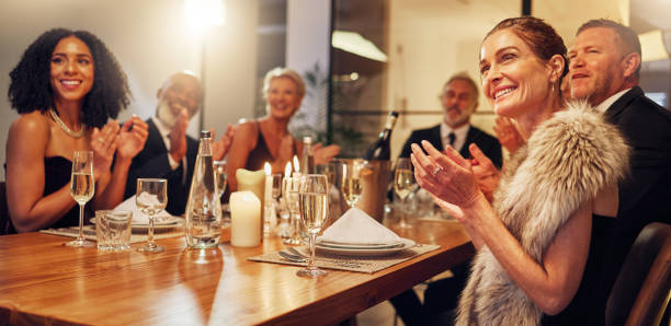 les gens, le restaurant et applaudir lors de la célébration dans la nuit pour les amis, l’équipe de direction de l’entreprise ou heureux de réussir. nouvel an, applaudissements ou soirée de gala avec champagne, félicitations ou motivation de grou - stéréotype de la classe supérieure photos et images de collection