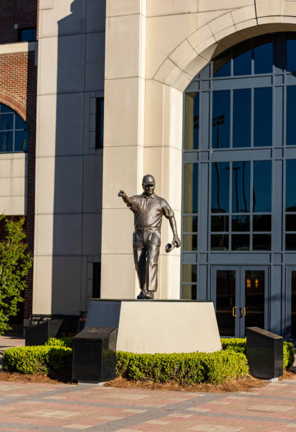 pomnik trenera bobby'ego bowdena przed stadionem doak campbell, siedzibą florida state university football - florida state zdjęcia i obrazy z banku zdjęć