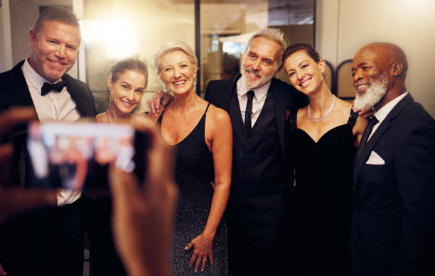 telefone fotografia, sucesso ou amigos em uma festa para comemorar metas ou ano novo em um evento de luxo chique. mulheres, idosos ou pessoas felizes sorriem em fotos para as mídias sociais no jantar de gala ou aniversário divertido - roupa formal - fotografias e filmes do acervo