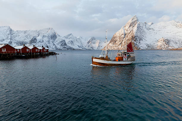 hamnoy barco de pesca - noruega do norte - fotografias e filmes do acervo