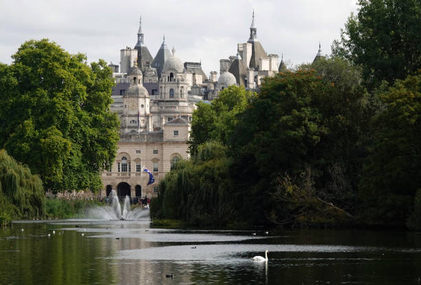 セントジェームズパーク、ウェストミンスター、ロンドン、イギリスからのホースガーズの建物の眺め。 - london england park whitehall street palace ストックフォトと画像