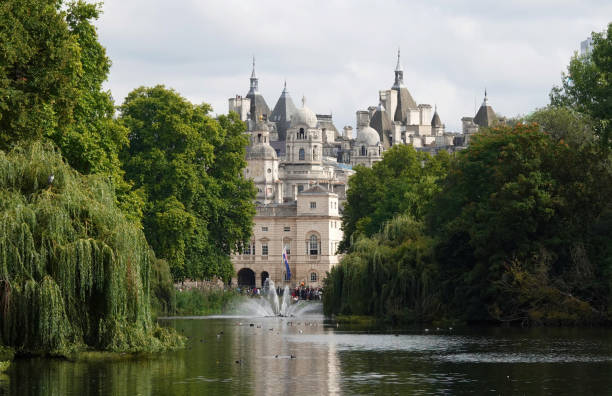 una vista delle guardie a cavallo da st. james's park a westminster, londra, inghilterra, regno unito. - london england park whitehall street palace foto e immagini stock