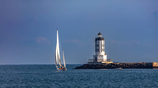 żaglówka pływała wzdłuż wybrzeża long beach w kalifornii - long beach california lighthouse los angeles county zdjęcia i obrazy z banku zdjęć