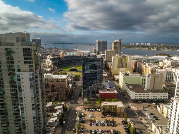 вид с воздуха на центр сан-диего и мост залива коронадо - coronado bay bridge стоковые фото и изображения