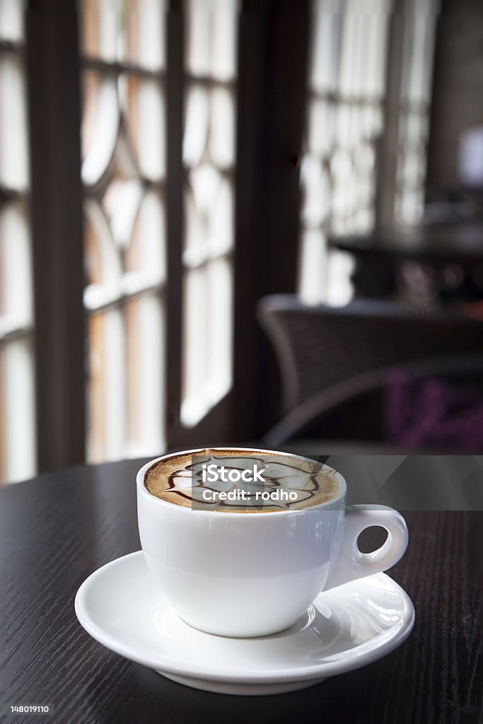 Bebida de café mocha em uma mesa de madeira pela janela - Royalty-free Bebida Foto de stock