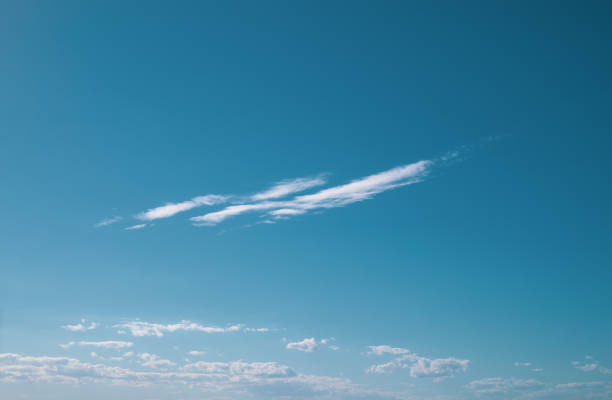 białe chmury i błękitne niebo w tle - cirrostratus zdjęcia i obrazy z banku zdjęć