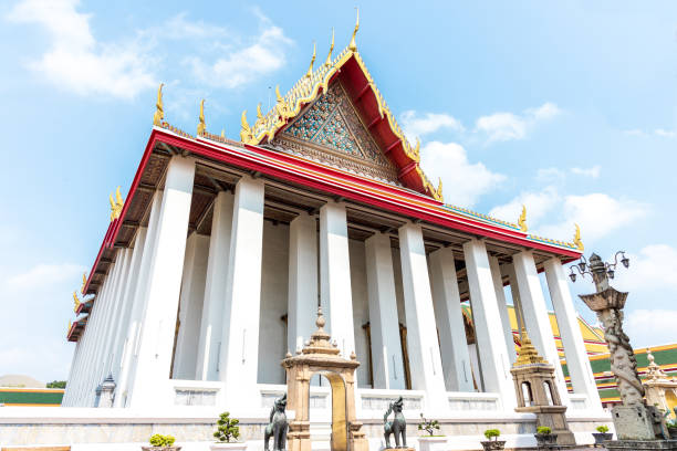 leżący budda w wat pho, słynnej tajskiej świątyni w bangkoku w tajlandii - reclining buddha zdjęcia i obrazy z banku zdjęć