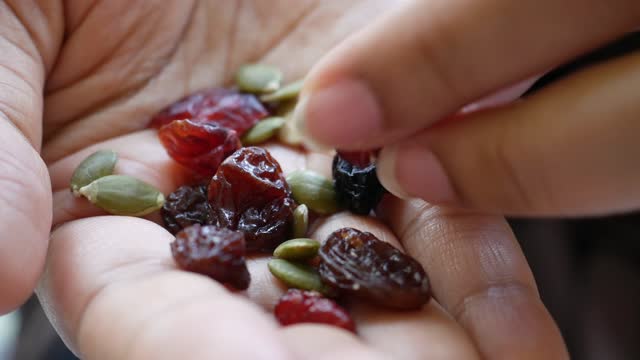 hand pick raisin close up