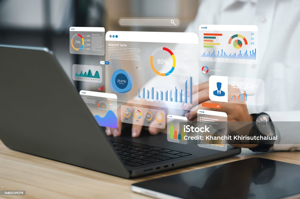 Um analista usa um computador e um painel para análise de negócios de dados e Sistema de Gerenciamento de Dados com KPI e métricas conectadas ao banco de dados para finanças de tecnologia, operações, vendas, marketing - Foto de stock de Dados royalty-free Um analista usa um computador e um painel para análise de negócios de dados e Sistema de Gerenciamento de Dados com KPI e métricas conectadas ao banco de dados para finanças de tecnologia, operações, vendas, marketing - Foto de stock de Dados royalty-free