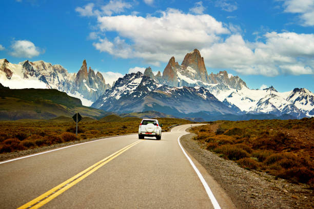 viaggio in patagonia con il picco del fitz roy al parco nazionale los glaciares sullo sfondo - mt fitz roy foto e immagini stock