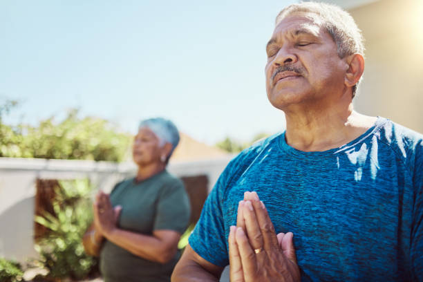 para seniorów, medytacja i ćwiczenia fitness dla odnowy biologicznej, zen i relaksu w ogrodzie, cisza i spokój. zdrowie, trening i starszy mężczyzna z kobietą na podwórku do treningu, medytacji i cardio w meksyku - cisza_ zdjęcia i obrazy z banku zdjęć