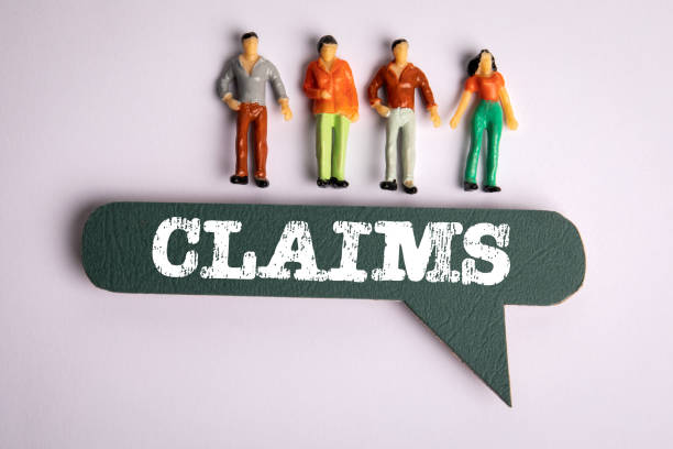 istock CLAIMS. Green speech bubble with text and miniature human figures on a white background 1480251670
