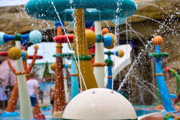 obszar wodny parku rozrywki do zabawy z wodą podczas letnich wakacji - sprinkler park summer spray zdjęcia i obrazy z banku zdjęć