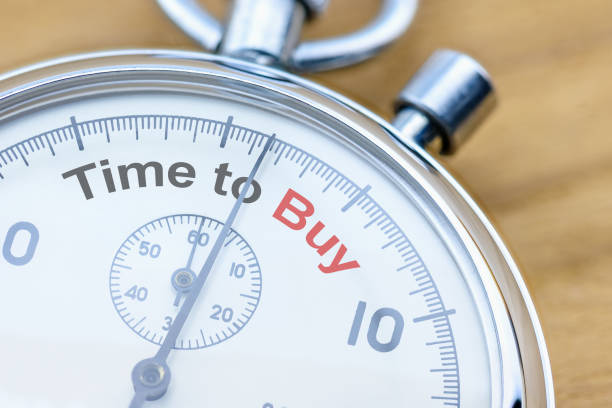 Time to buy assets or invest in long-term value stocks, financial concept : Closeup of a stopwatch showing the word Time to Buy. Purchasing an asset requires precise timing to make the greatest money. tiempo para comprar activos o invertir en acciones de valor a largo plazo, concepto financiero: primer plano de un cronómetro que muestra la palabra tiempo de compra. la compra de un activo requiere un tiempo preciso para ganar el mayor dinero.