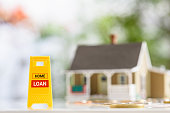 hypothekendarlehen-eigenheimdarlehen-wohnkonzept-gelbe-warntafel-mit-dem-wort-home-loan-einem.jpg?b=1&s=170x170&k=20&c=EQnKHLt0oDKipNcCyQeLH1OlLN-WoabYKGlS1wwOo2U=