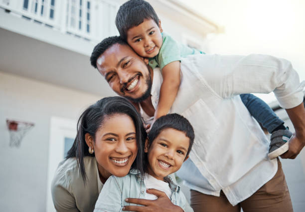 retrato, família feliz e pegada ao ar livre em casa nova, empréstimo imobiliário e hipoteca de construção juntos. pais, filhos e sorriso ao ar livre para investimento imobiliário, mudança de casa e segurança futura - residential home fotos - fotografias e filmes do acervo