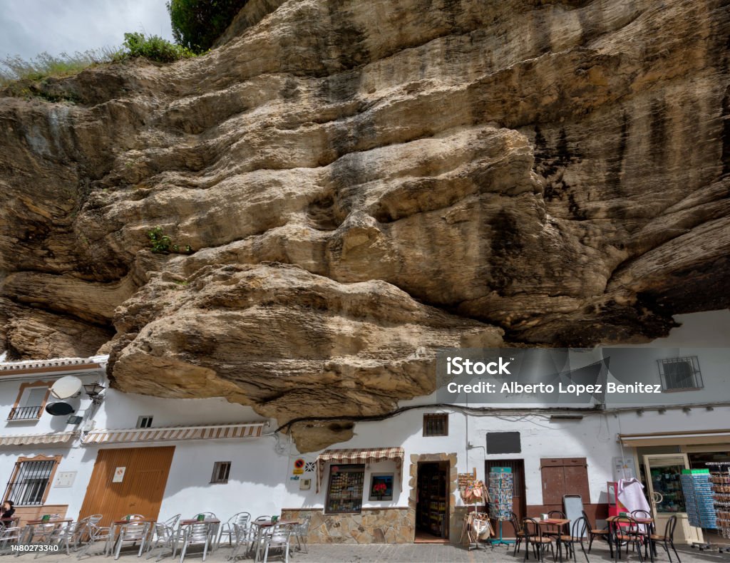 Setenil de las Bodegas El pueblo de las casas-cuevas en la provincia de Cádiz Andalusia Stock Photo