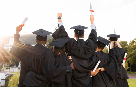 La graduación, el grupo y la vista trasera de los estudiantes celebran el éxito educativo. Detrás de graduados entusiasmados en la celebración del campus por los objetivos de estudio, el premio universitario y la motivación de aprendizaje para un futu photo