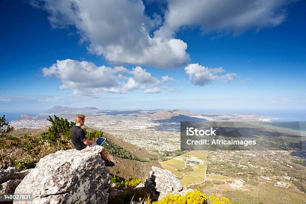 Móvil A Internet De Alta Velocidad Foto de stock y más banco de imágenes de Montaña - Montaña, Ordenador portátil, The Bigger Picture - Refrán en inglés