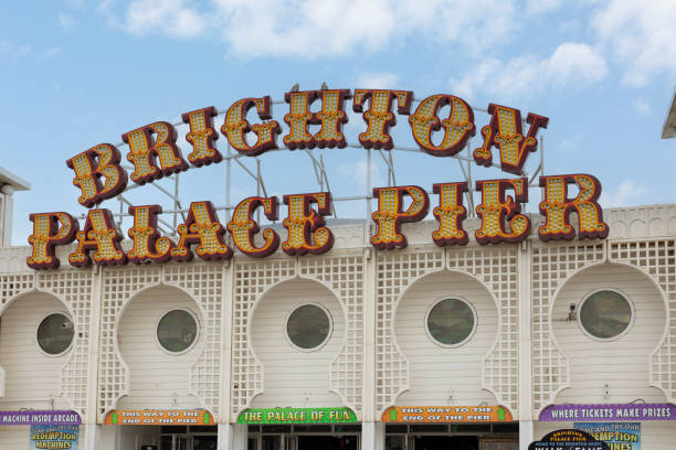 sinal do cais do palácio de brighton, east sussex - palace pier tourism built structure sign - fotografias e filmes do acervo