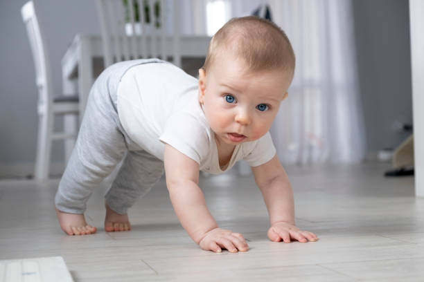 baby crawling - baby tile crawling tiled floor imagens e fotografias de stock